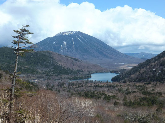 湯ノ湖と男体山