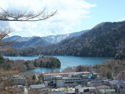 湯元温泉街と湯ノ湖