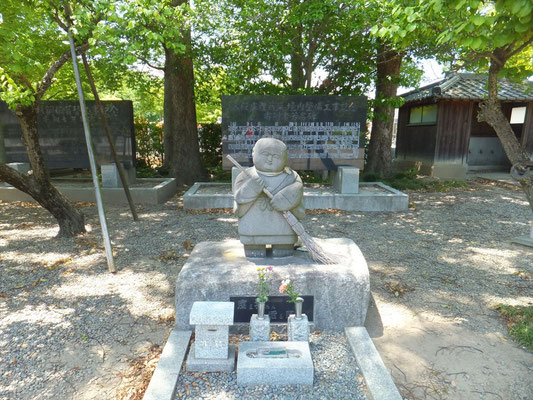 蓮光寺のほうきを持つお地蔵様