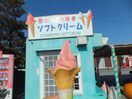 仕上げは外のイチゴソフト(250円)。イチゴの味がしっかり。
