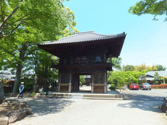 蓮光寺の山門