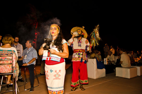 Centro de convenciones vallarta performance huichol www.zevievents.com