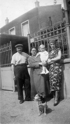 Madeleine, ma grand-mère à droite.