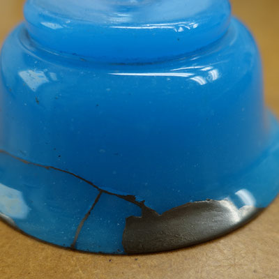 blaues Glasschälchen, Ø 8 cm. Glasklebung mit Epoxidharz, Kintsugi mit Zinnpulver