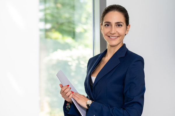 Selbstbewußte Businessfrau mit einem Laptop.