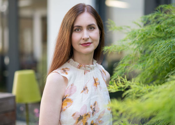 Modische Businessfrau im Interior-Design-Business im stylischen Grünen.
