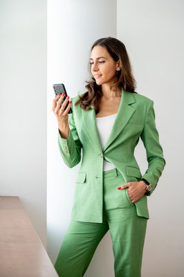 Selbstbewußte Businessfrau beim Telefonieren.