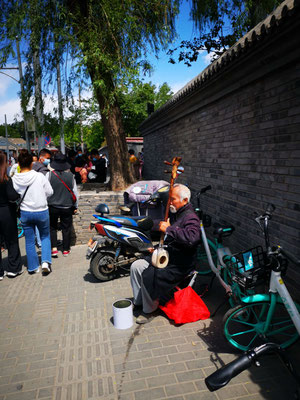 街头艺人，二胡拉得并不好，没有停下来的人