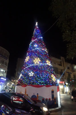 Selbst in Ramallah werden Weihnachtsbäume aufgestellt