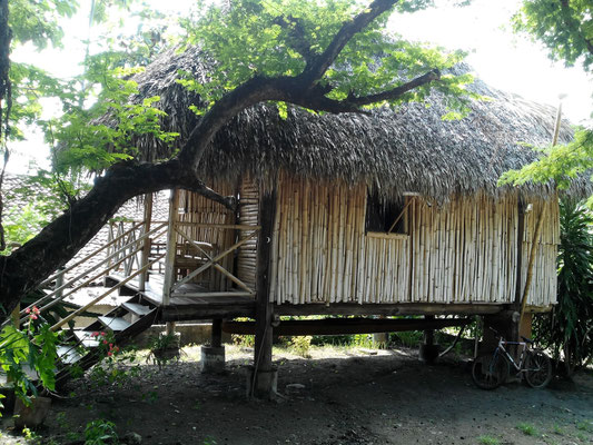 notre cabane de bambous sur pilotis
