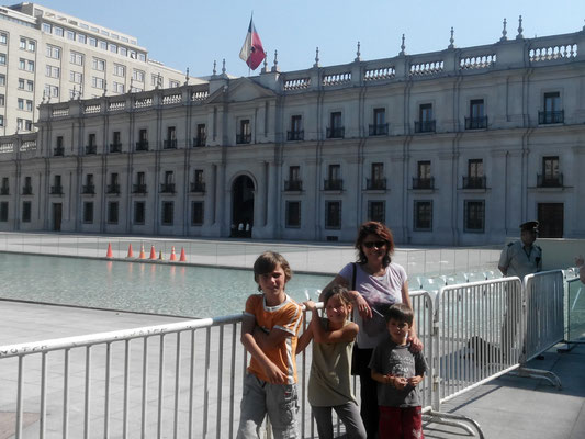 Palais de la Moneda... architecture pour le moins carrée ! Un vrai blockhaus...