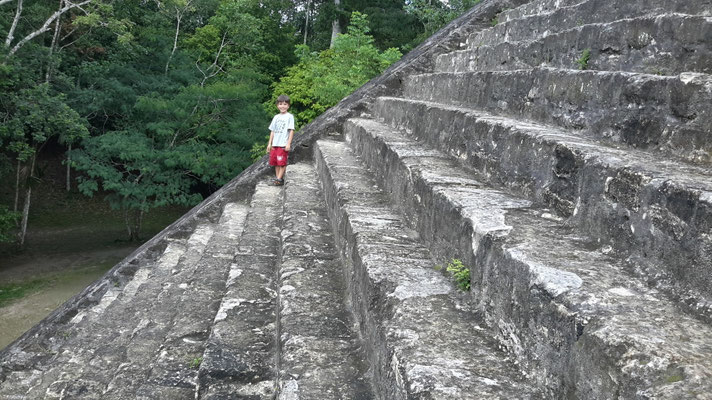 un tout petit Arthur sur une grande pyramide