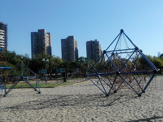 parc aménagé avec des jeux d'enfants et terrains de sport