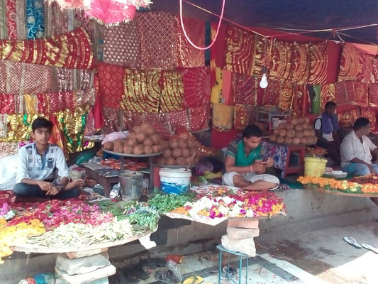 vendeurs d'offrandes devant Durga Temple