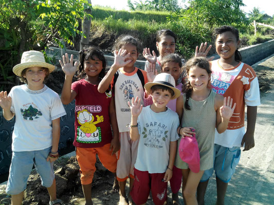 une rencontre à la sortie de l'école, sur le chemin devant notre petit losmen, avec des grappes d'enfants
