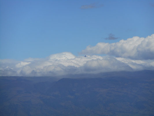 le volcan Antizana perdu dans les nuages à 5700 mètres d'altitude