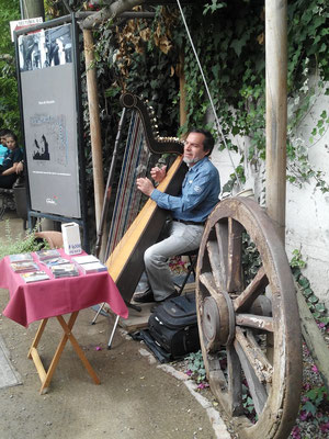 un harpiste, au couvent Los Dominicos