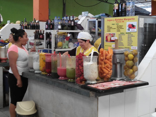 jus de fruits tropicaux au marché central de Banos