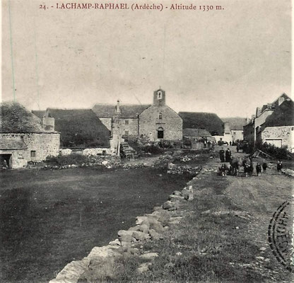 Photos anciennes de Sainte-Eulalie et du Plateau Ardéchois. Le centre du village de Lachamp-Raphaël en haute Ardèche.