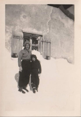 Photos anciennes de Sainte-Eulalie et du Plateau Ardéchois. Scène de vie ordinaire en hiver d'enfants qui jouent dans la neige.