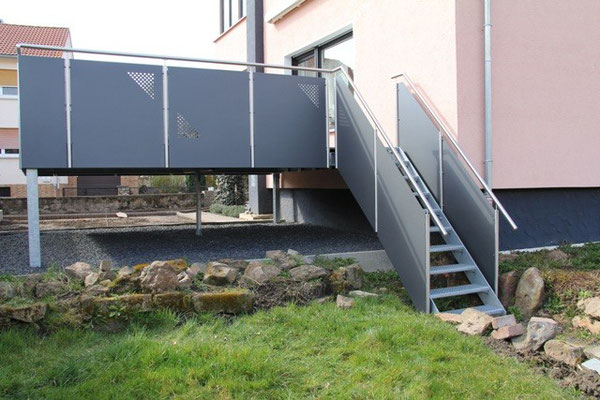 Treppe zu Terrasse mit Geländer