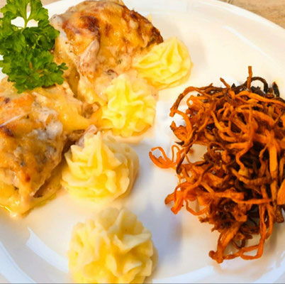 Umwickeltes, überbackenes Schweinefilet mit frittierten Möhrenstreifen