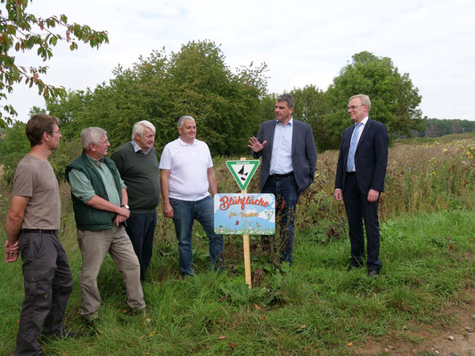 (v.l.) NABU Initiator Ottfried Schreiter, Vorsitzende der Naturlandstiftung Horst Ryba, Landwirt Armin Müller, NABU-Vorsitzender Marcus Wohlgemuth, Solms Bürgermeister Frank Inderthal und Sparkassenvorsitzender Norbert Spory (Foto: NABU M.Kallabinsky)