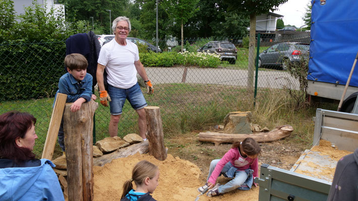 erst werden Ziegel geklopft und dann Sand eingefüllt