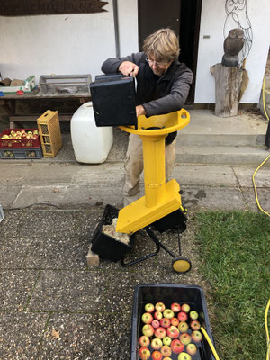 nach dem Waschen werden die Äpfel geschreddert (Foto:NABU-Oberbiel)