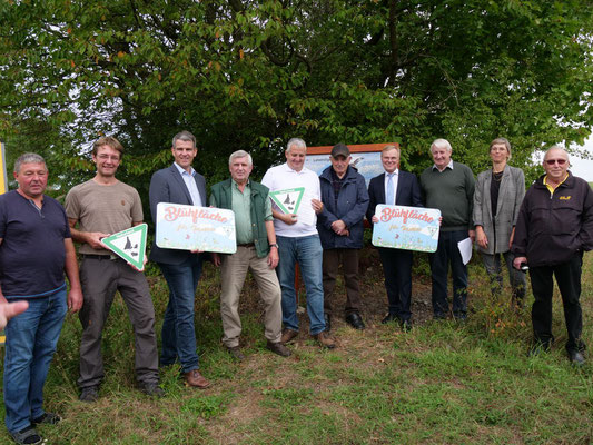 Gruppenfoto nach Übergabe der Blühfläche (Foto: M.Kallabinsky)