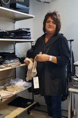 Angela Fischer in der Boutique