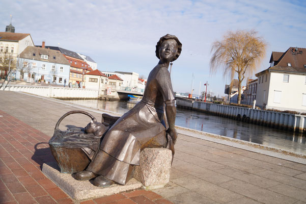 Steinfigur Fischersfrau am Hafen