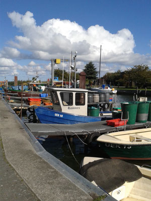 Kleiner Hafen am Ende des Strandes