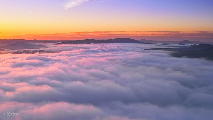 Vor dem Sonnenaufgang auf dem Lilienstein, Blick über den Nebel nach Böhmen