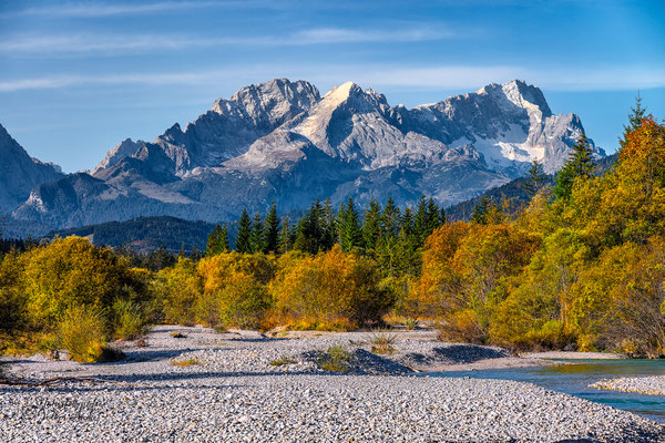 Zugspitzmassiv aus dem Isartal gesehen