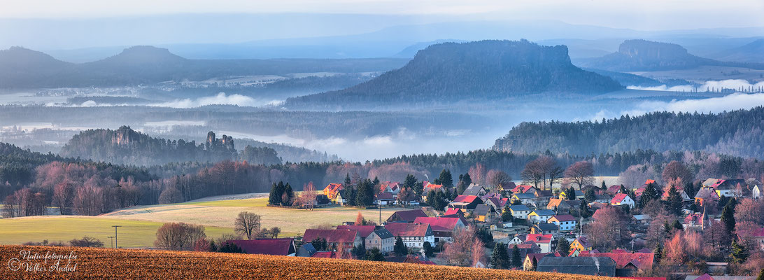 Blick vom Hohburkersdorfer Rundblick über Rathewalde zum Lilienstein 