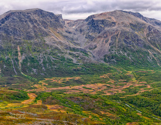 Nedre Tverrelvtind und Øvre Tverrelvtind, Finnmark. Obwohl unterhalb der 1000m Grenze befindet man sich hier in alpinem Gelände. Die Aufstiege sind nicht zu unterschätzen.
