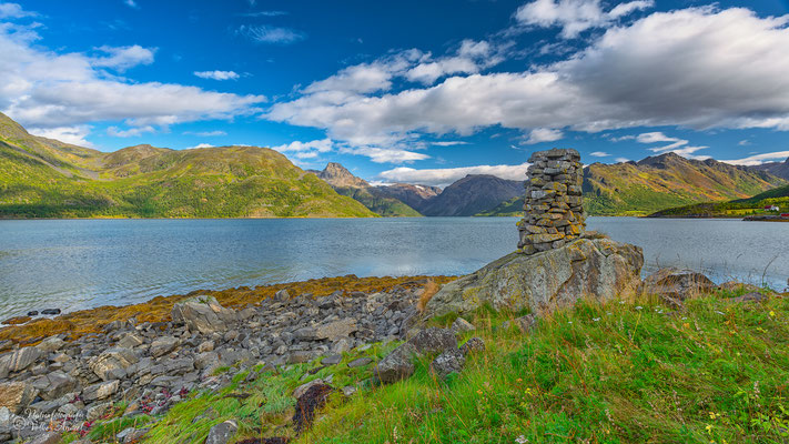 Steinhaufen am Jokelfjord