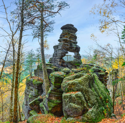 etwas versteckt, aber beeindruckend - der Lochstein im Wald oberhalb des Dürrebielegrundes