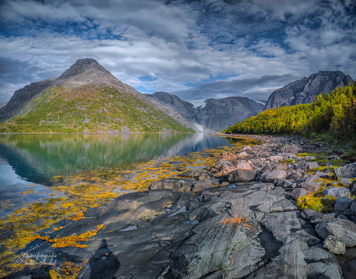 Gletscherschliff am Jokelfjord, einst reichte der Gletscher bis hierher