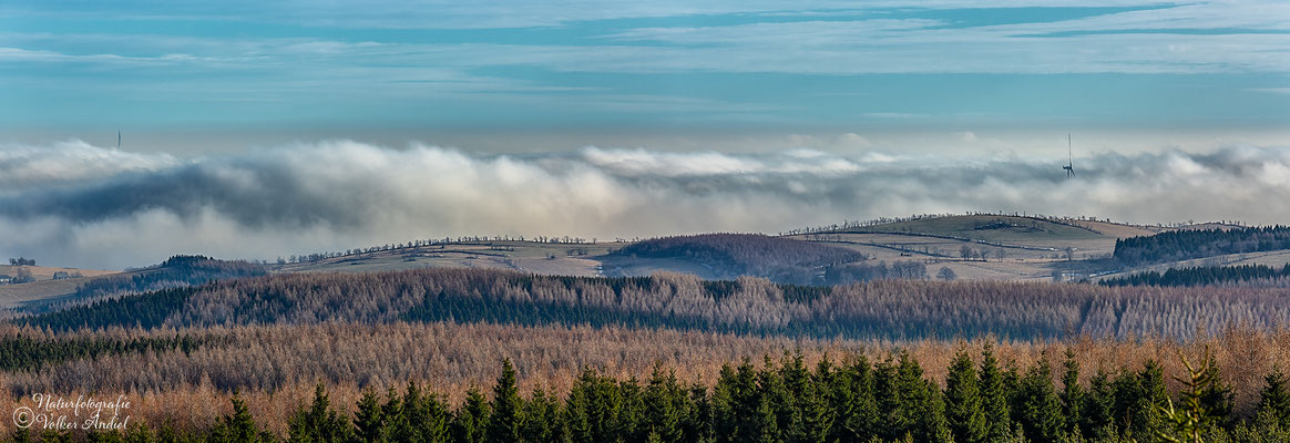 Nebel ziehen aus dem Böhmischen Becken über den Erzgebirgskamm