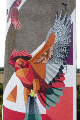 LA COLLINE AUX OISEAUX (detail) - Jean Rooble feat. Kat & Action - Spraypaint on water tower - 28 x 9 m - Street Art'Magnac Festival - Lannepax (2021)