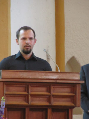 Herr Adam Domagala spricht die polnische Übersetzung der Rede von Herrn Superintendent Neuß