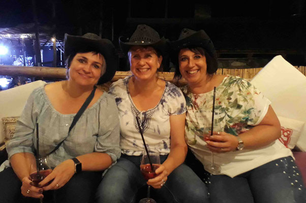 Susanne, Erika und Julia in der Lady's Lounge