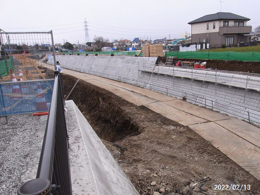 浸水対策工事により、歩道橋155号（元本橋場落差工）の下流右岸側の「4本桜」が伐採され、護岸工事が進行中です。　