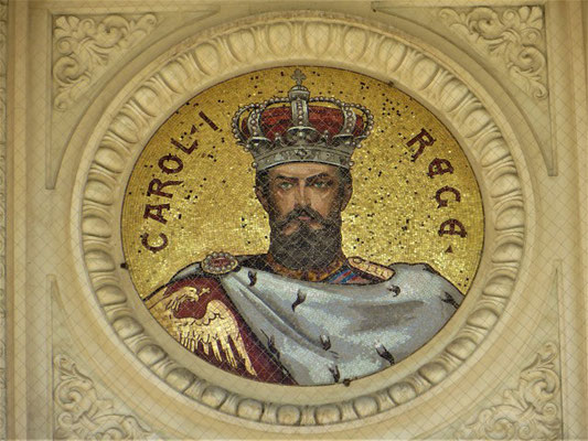 Rundes Mosaik im Säulengang mit Bildnis König Carol I.