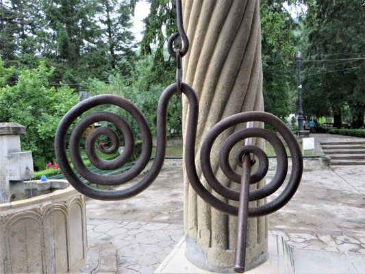 spiralförmig gedrehte Säule mit schmiedeeiserner Toaca