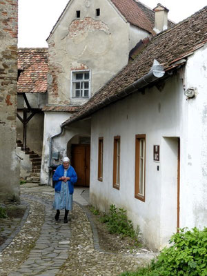 Frau Schneider mit dem Schlüssel