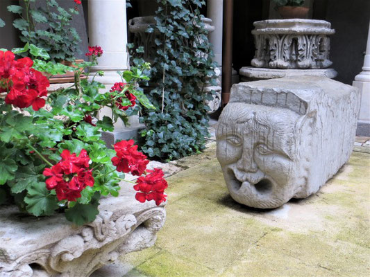 Lapdarium: Sammlung von Steinskulpturen im Innenhof