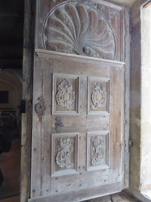 Eine reich verzierte Kirchentür